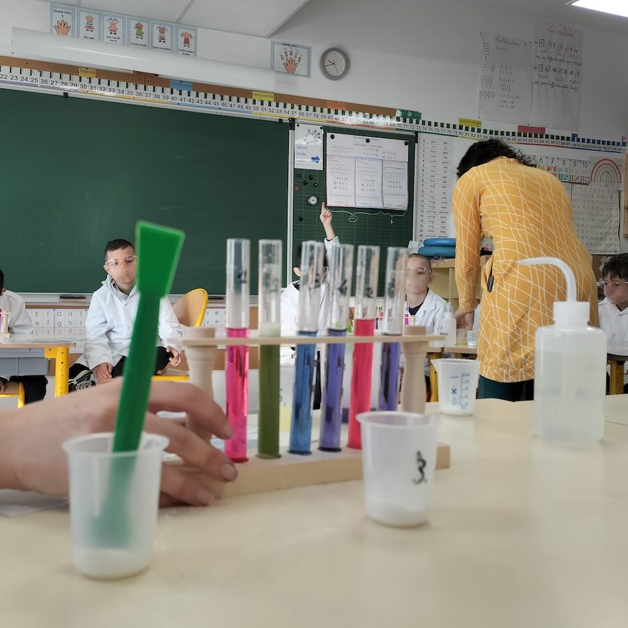 Classe de chimie pour les enfants
