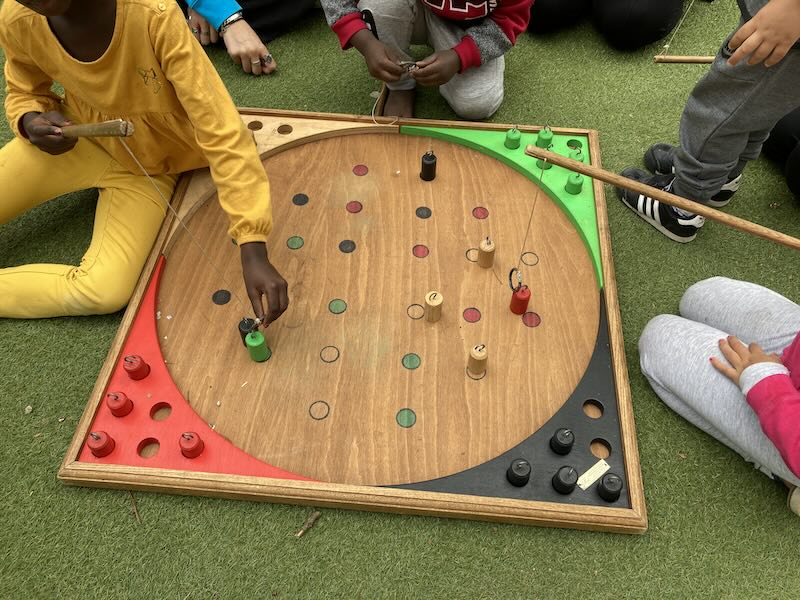 Jeu éducatif avec les enfants de Bayonne