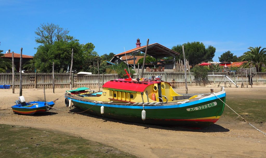 Fringed by the Atlantic ocean on one side and the bay of Arcachon on the other, the Cap Ferret offers plenty of water sports, from boating to leisure sports.