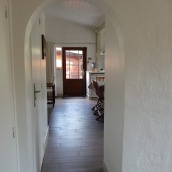 Vue vers cuisine du chalet de Villa Caroline au Cap Ferret