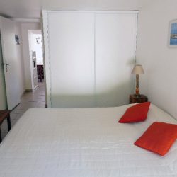 Chambre lit double bungalow Villa Caroline au Capt Ferret