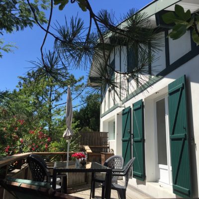 A sunny villa with garden, terrace and stunning views of the Cap Ferret lighthouse.