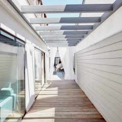 Entrée de la Villa Garance par le patio par Villa Caroline à Arcachon