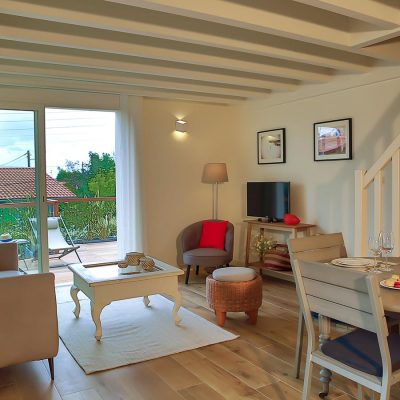 À proximité de la plage et du petit port d’Arcachon, profitez de la quiétude et du calme que vous offre les duplex de la Villa Ambroise.
