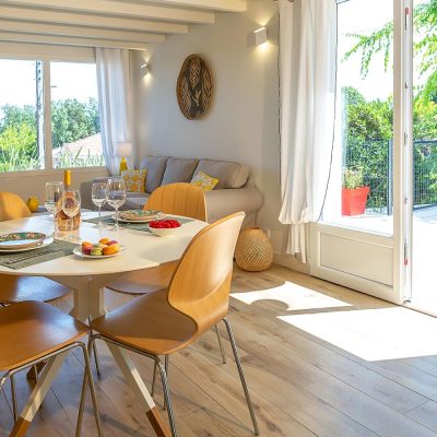 À proximité de la plage et du petit port d’Arcachon, profitez de la quiétude et du calme que vous offre les duplex de la Villa Ambroise.
